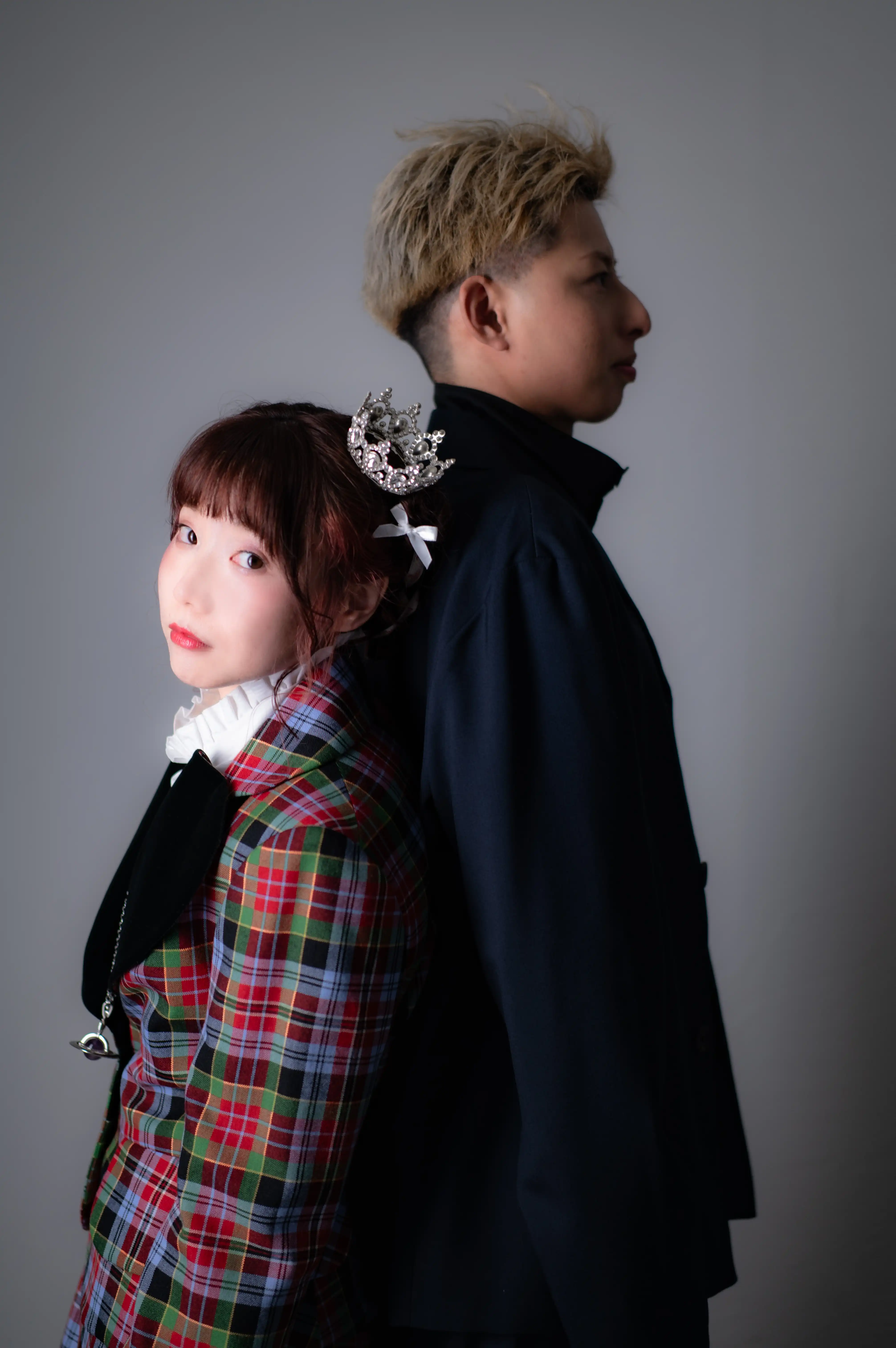 無地の背景で撮る私服のカップル写真｜富山県富山市 Oath & Ours 富山店
